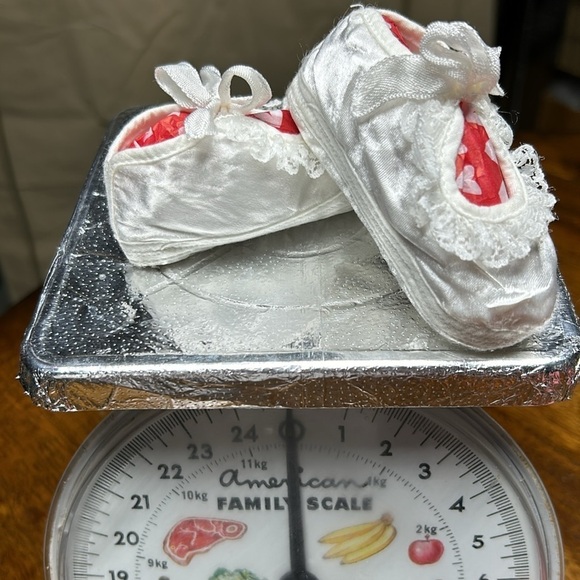 Christening booties satin & lace with ribbon ties infant size vintage 36 years - Picture 11 of 11